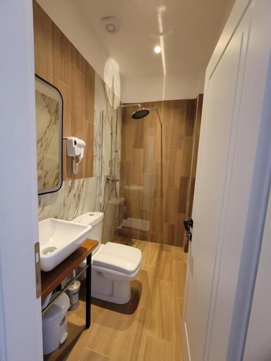 Bathroom 3, Te bunkeri, Kolonjës