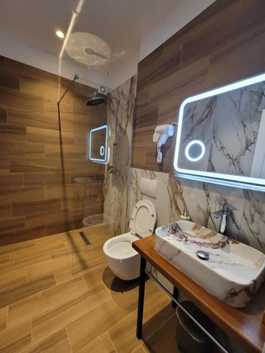 Bathroom 5, Te bunkeri, Kolonjës