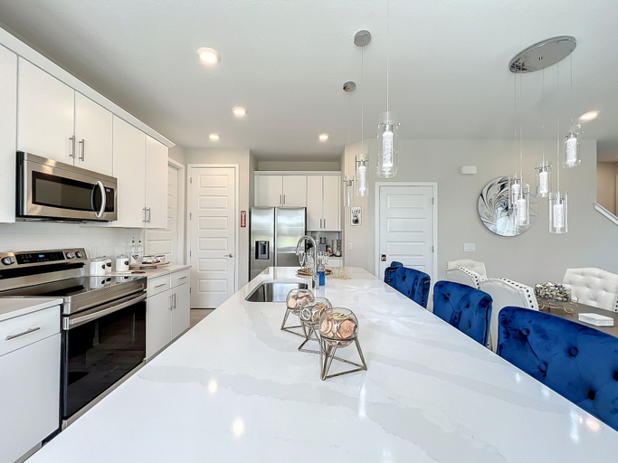 Private kitchen 3, Reunion 3BR Villa Near Disney + Pool Access, Osceola