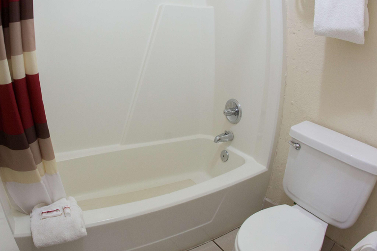 Bathroom 5, Red Roof Inn Ardmore, Carter