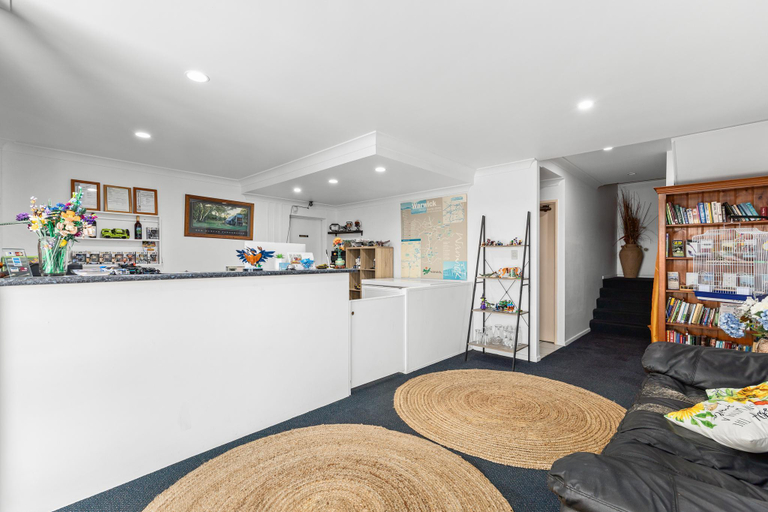 Public Area 2, Alexander Motel, Warwick - Central