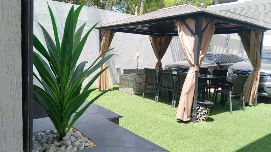 Outdoor dining 3, Luxury Golden Sand Bedspace, Dubai