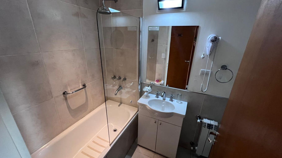 Bathroom, Hosteria Huinganco, Minas