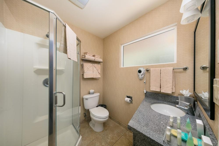 Bathroom 4, Celilo Inn, Wasco