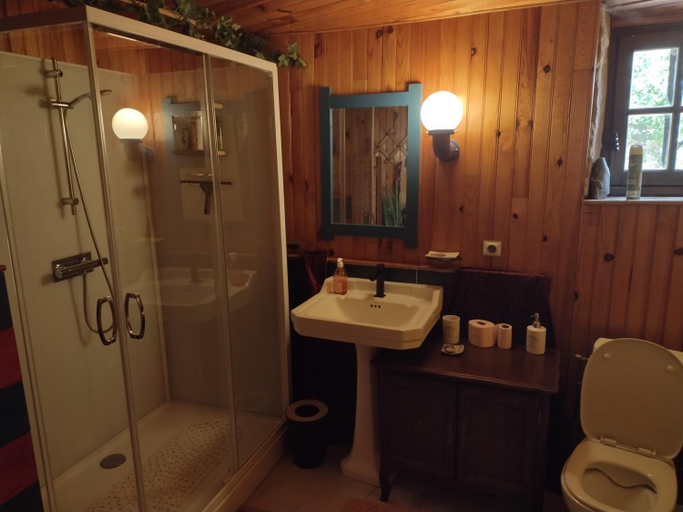 Bathroom 2, A La Maison des Oiseaux, Dordogne