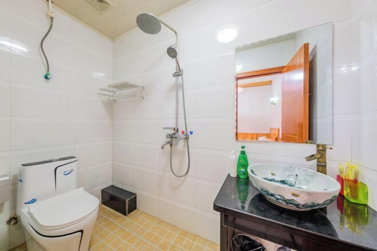 Bathroom 3, Wuzhen Zhonglitunta Chinese Inn, Jiaxing