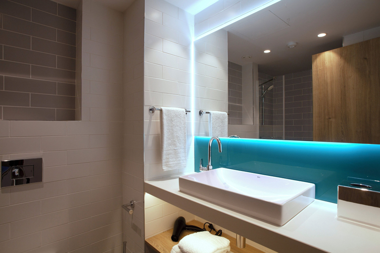 Bathroom 4, Holiday Inn Express SAN SEBASTIAN - ERRENTERIA by IHG, Guipúzcoa