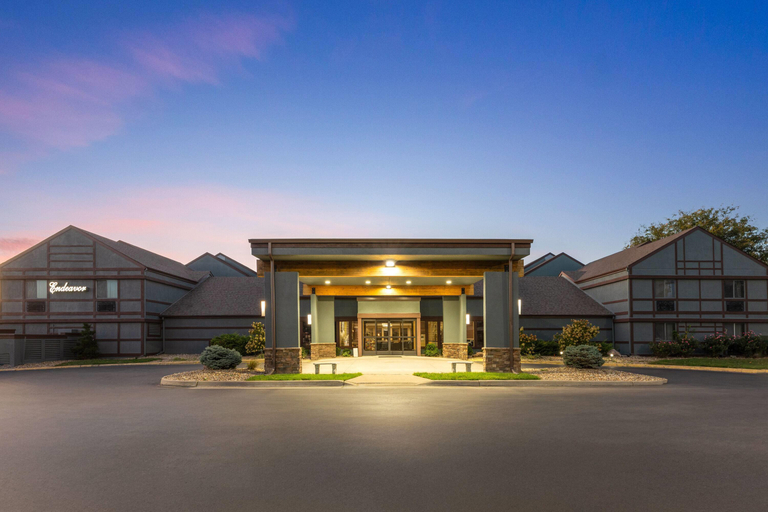 Exterior & Views 2, Endeavor Inn & Suites Trademark Collection, Shawnee