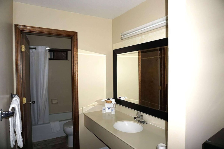 Bathroom 5, Travelodge by Wyndham Concord, Contra Costa