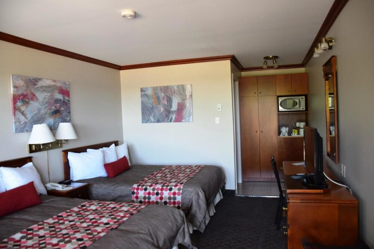 Bedroom 2, Hotel Plante, La Côte-de-Gaspé