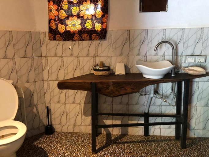 Bathroom, Karamaluu Garden Lodge, Kombo South