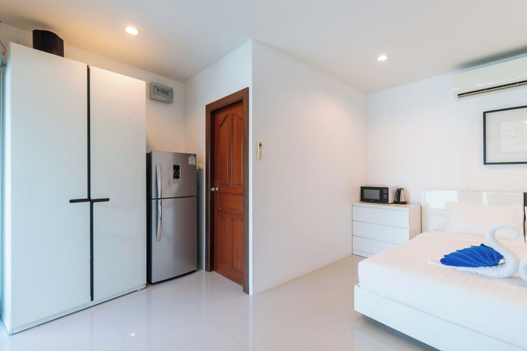 Room 1, 3BR Pool Villa Near Boat Avenue V303, Phuket Island