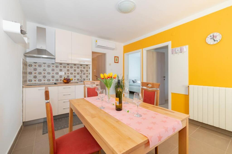 Others 5, Novo renovirani apartman blizu centra i mora, Labin
