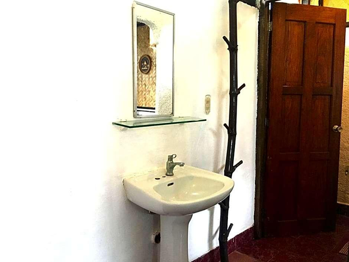 Bathroom 5, Discovery Island Resort And Dive Center, Coron