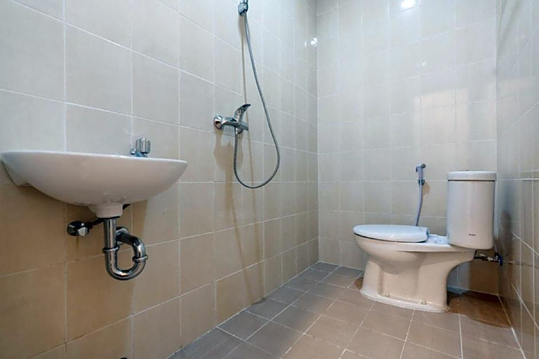 Bathroom 5, Formerly RedDoorz @ Graha Cemerlang Maros, Maros