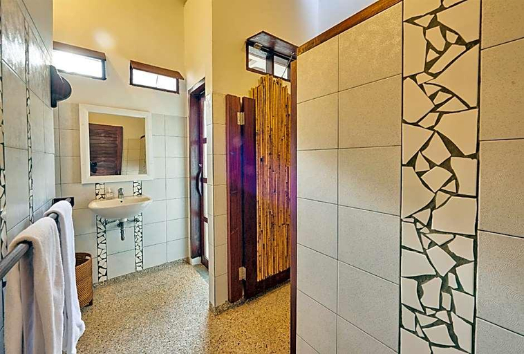 Bathroom 4, Cocotinos Lembeh A Boutique Dive Lodge, Bitung