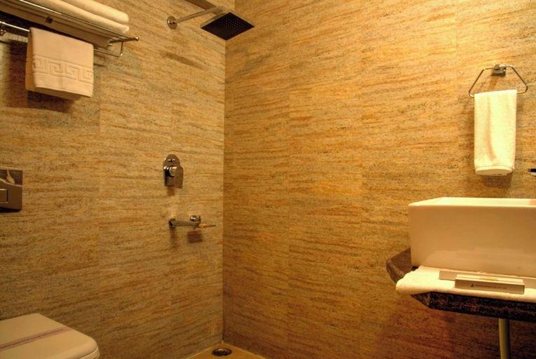 Bathroom, Hotel Jupter Manali Near Hadimba Temple, Kullu