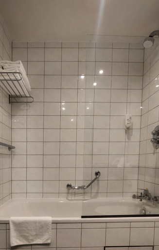 Bathroom 4, B&B HOTEL London Heathrow, Slough