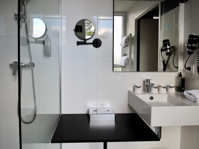 Bathroom 4, Ibis Styles Dijon Sud, Côte-d'Or