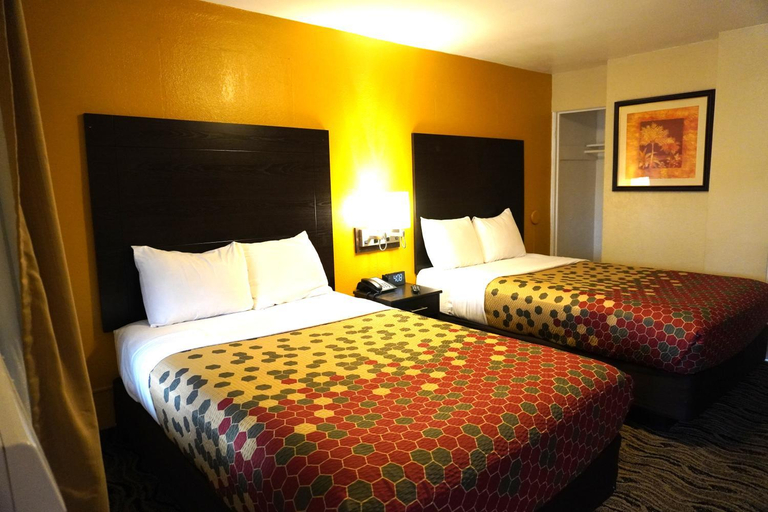 Bedroom 3, Rodeway Inn Flagstaff-Downtown, Coconino