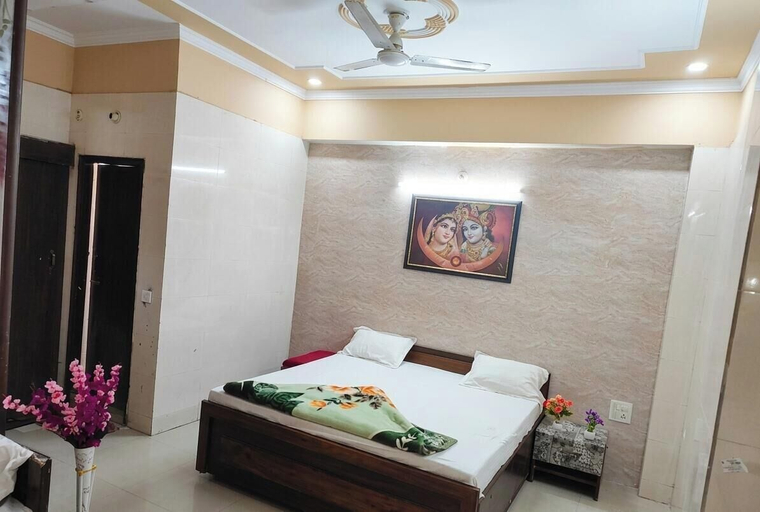 Room 4, SHRI HARIVANSH SEWA KUNJ - Near Banke Bihari Temple Vrindavan, Mathura