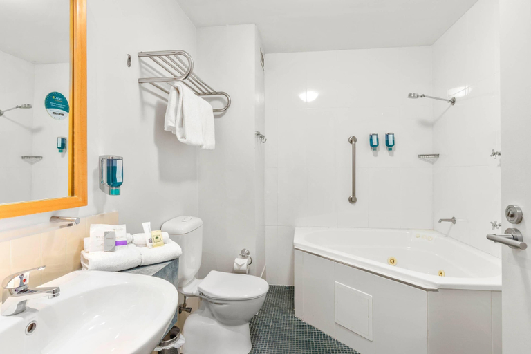 Bathroom 5, Quality Hotel Dickson, Canberra