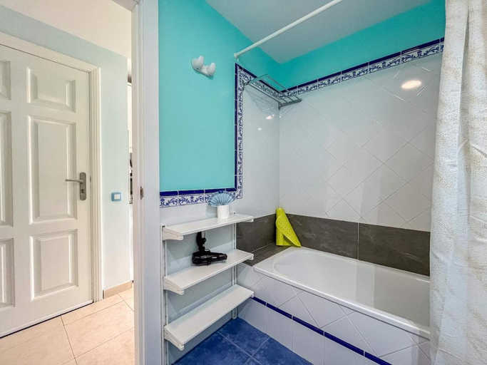 Bathroom 3, Oasis Royal 12 apartamento vista piscina Corralejo by Lightbooking, Las Palmas