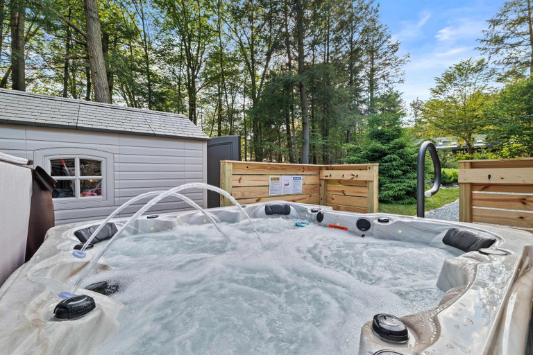 Room 2, Near Jfbb With Private Hot Tub and Game Room, Carbon