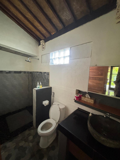 Bathroom 3, Pomelo Guest House, Gianyar