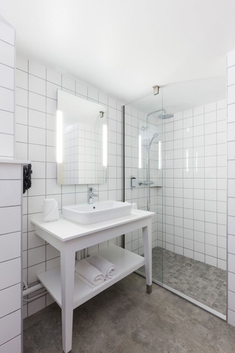 Bathroom, Dina Morgabine, Saint-Paul