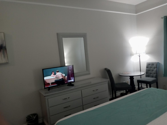 Bedroom 4, Deluxe 6 Inn Suites, Cameron