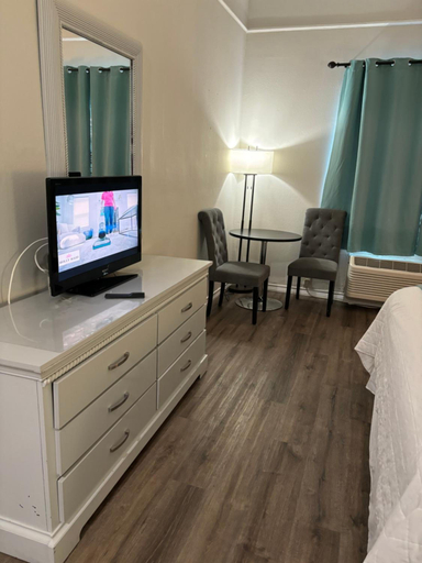 Bedroom 3, Deluxe 6 Inn Suites, Cameron