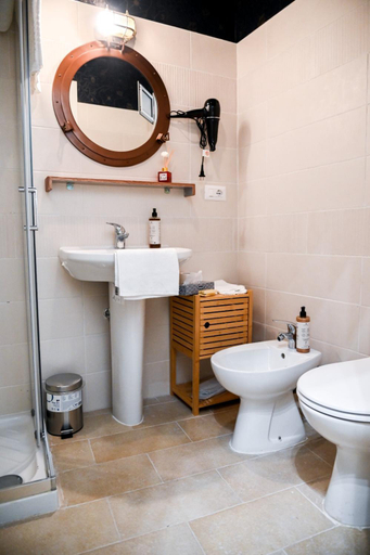 Bathroom 2, Le residenze del capitano, Bari