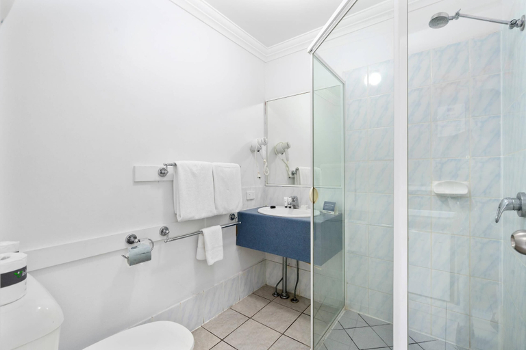 Bathroom 4, Econo Lodge Waterford, Waterford West