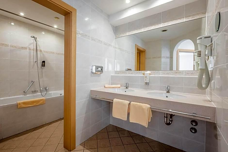 Bathroom 3, Hotel Alte Schmiede, Innsbruck Land
