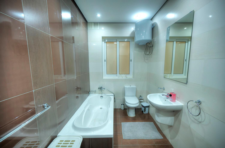 Bathroom 2, Bright & Large 2bedrooms in Sliema center MPOR1-1