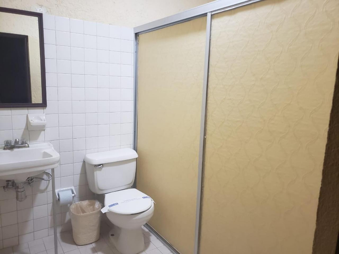 Bathroom, Hotel del Valle, Ciudad del Maíz