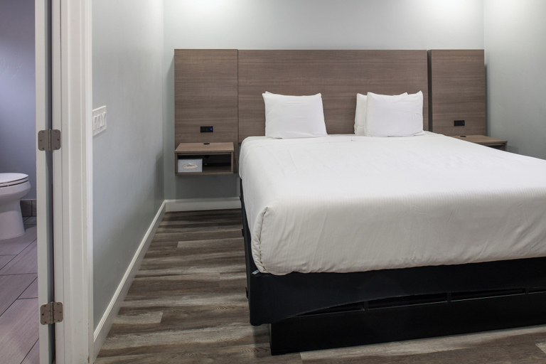 Bedroom 4, Lone Oak Lodge, Monterey