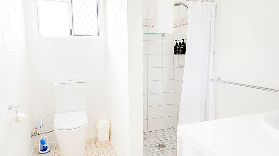 Bathroom 4, Palm View Holiday Apartments, Bowen