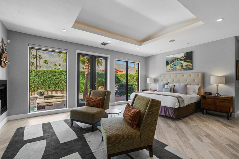 Room 2, Polynesian Luxe Palm Estate, Riverside