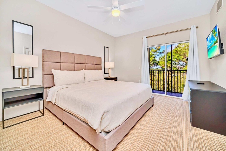 Bedroom 3, Spacious 2BR Condo with Pool , near Disney!, Orange
