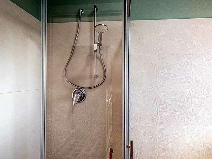 Bathroom 5, Hotel Donatella, Nuoro