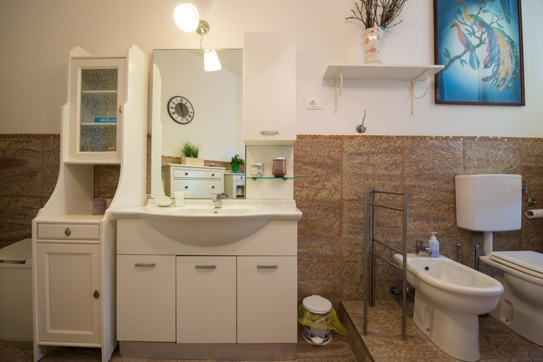 Bathroom 4, B & B Antico Borgo Teresiano, Trieste