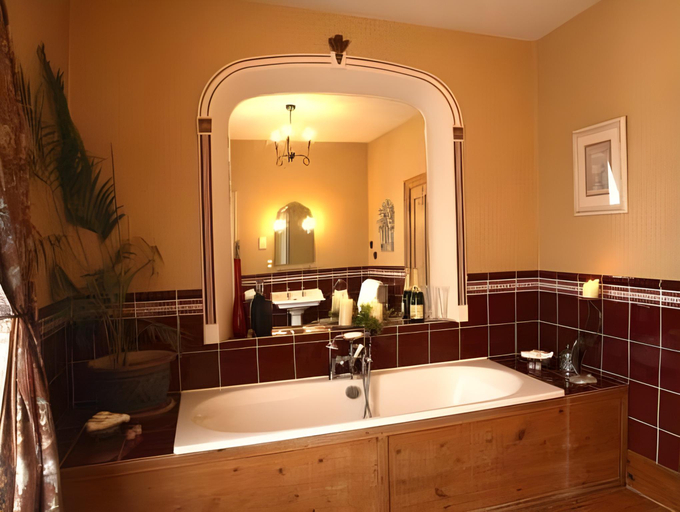 Bathroom 2, Badgers Inn, West Sussex