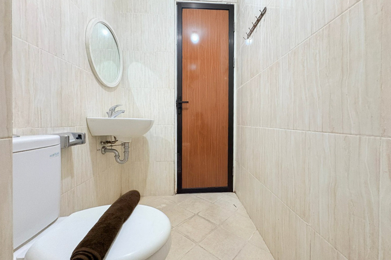 Bathroom 3, Classic and Warm 2BR at Apartment Malioboro City By Travelio, Sleman