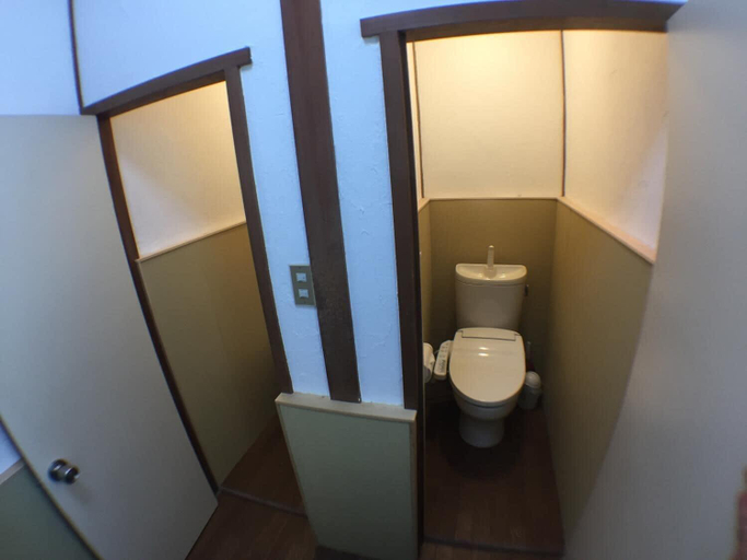 Bathroom 4, Pension Unbalance, Hatsukaichi
