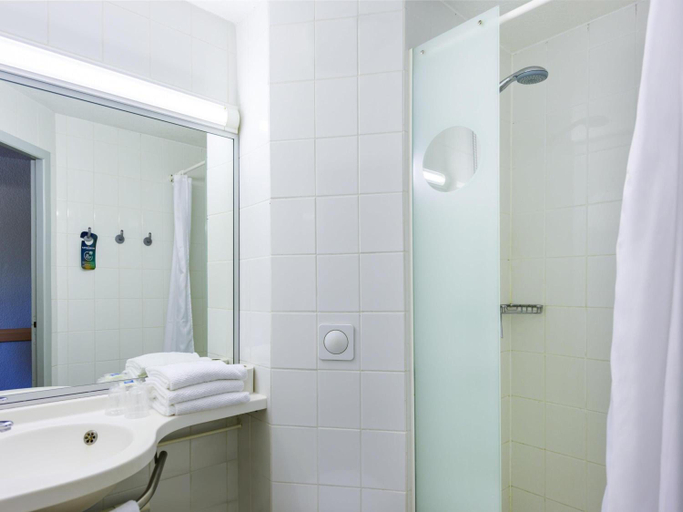 Bathroom 5, ibis budget Avignon Nord Le Pontet, Vaucluse