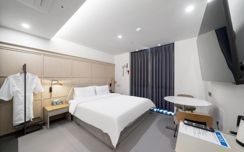 Bedroom 4, Busan Sajik Baseball Field Brown Dot, Buk