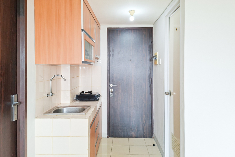Others 2, Spacious and Warm Combined Studio Room at Apartment Serpong Greenview By Travelio, Tangerang Selatan