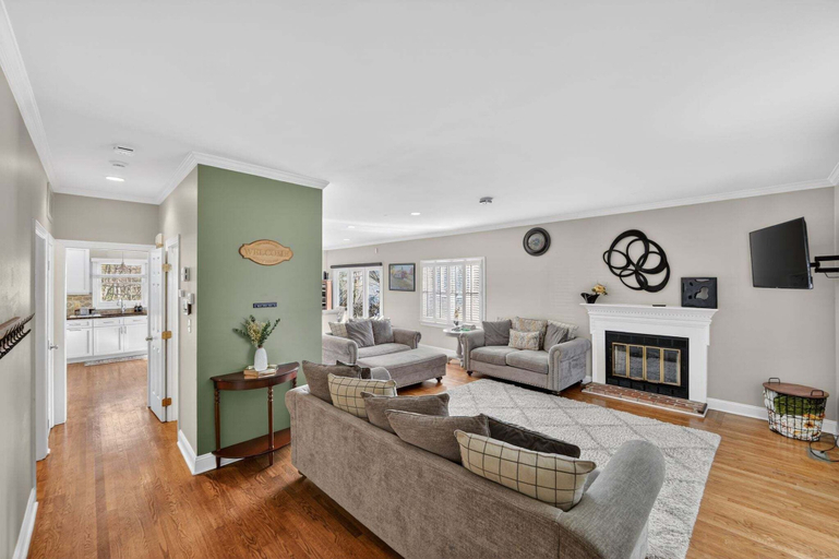 Living area 3, Modern 4br Retreat Near Everything 4 Bedroom Condo, Guilford